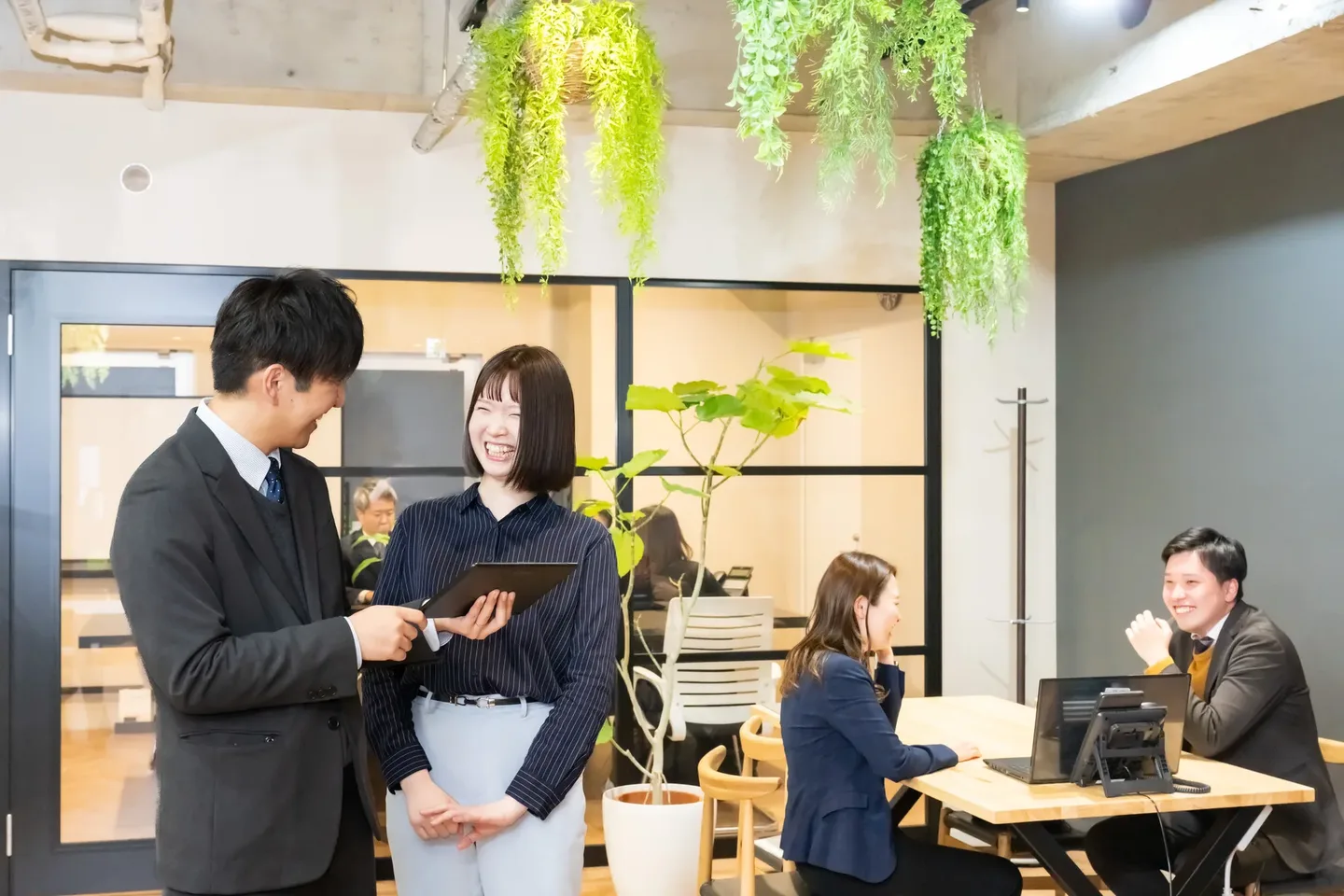 不動産事業部のメンバーが会話しながら働く様子