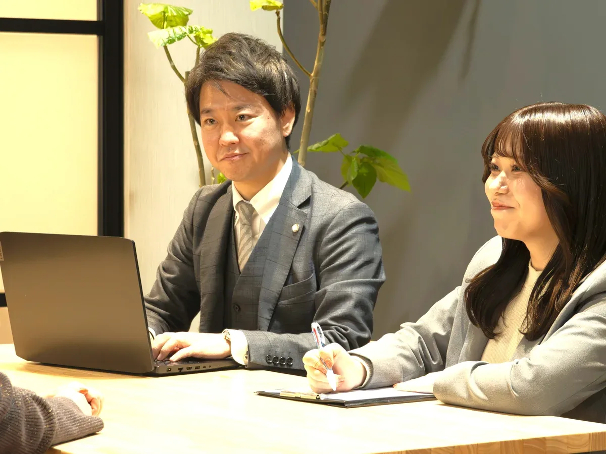 お客様の相談に対応する不動産事業スタッフ