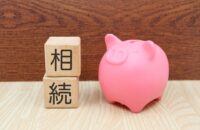夫が死亡したら家はどうなる？妻・子供・義両親との相続割合や住み続ける方法を解説